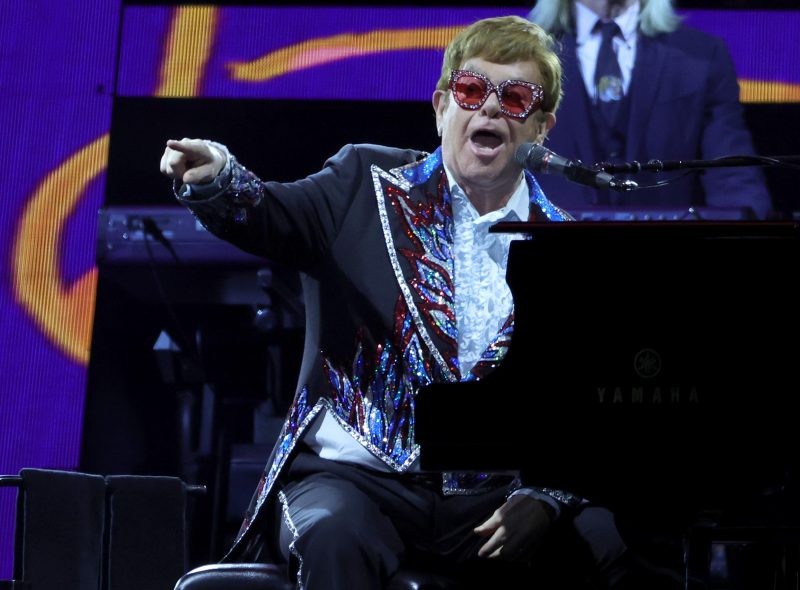 Elton John jumps into Roblox - WBBJ TV