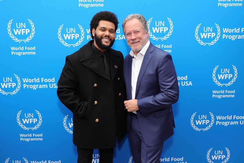The Weeknd e David Beasley quando o artista foi anunciado como Embaixador da Boa Vontade do Programa do Combate à Fome da ONU em 2021.
