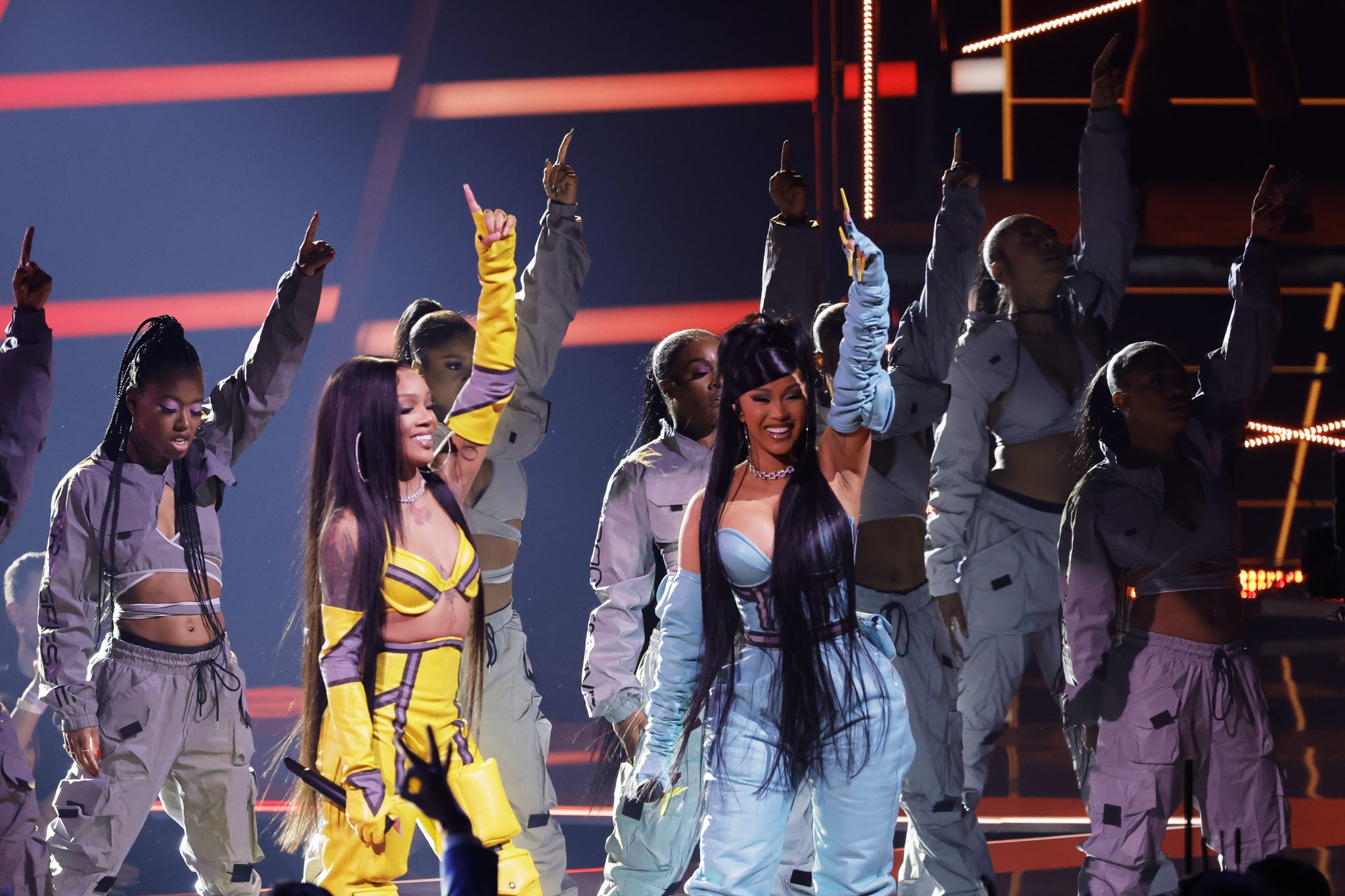 Cardi B Aparece De Surpresa No AMAs 2022 Em Performance Com GloRilla ...