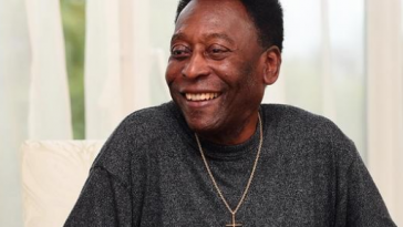 Família tranquiliza fãs após internação de Pelé nesta quarta (30)