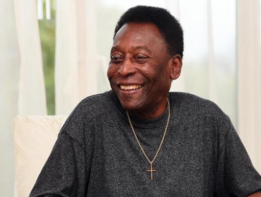 Família tranquiliza fãs após internação de Pelé nesta quarta (30)