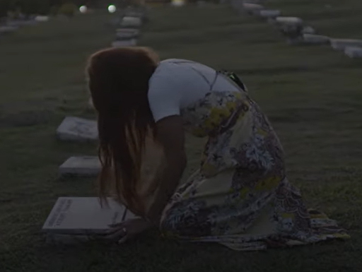 Teaser do documentário de Flordelis a mostra chorando à beira do túmulo do marido assassinado