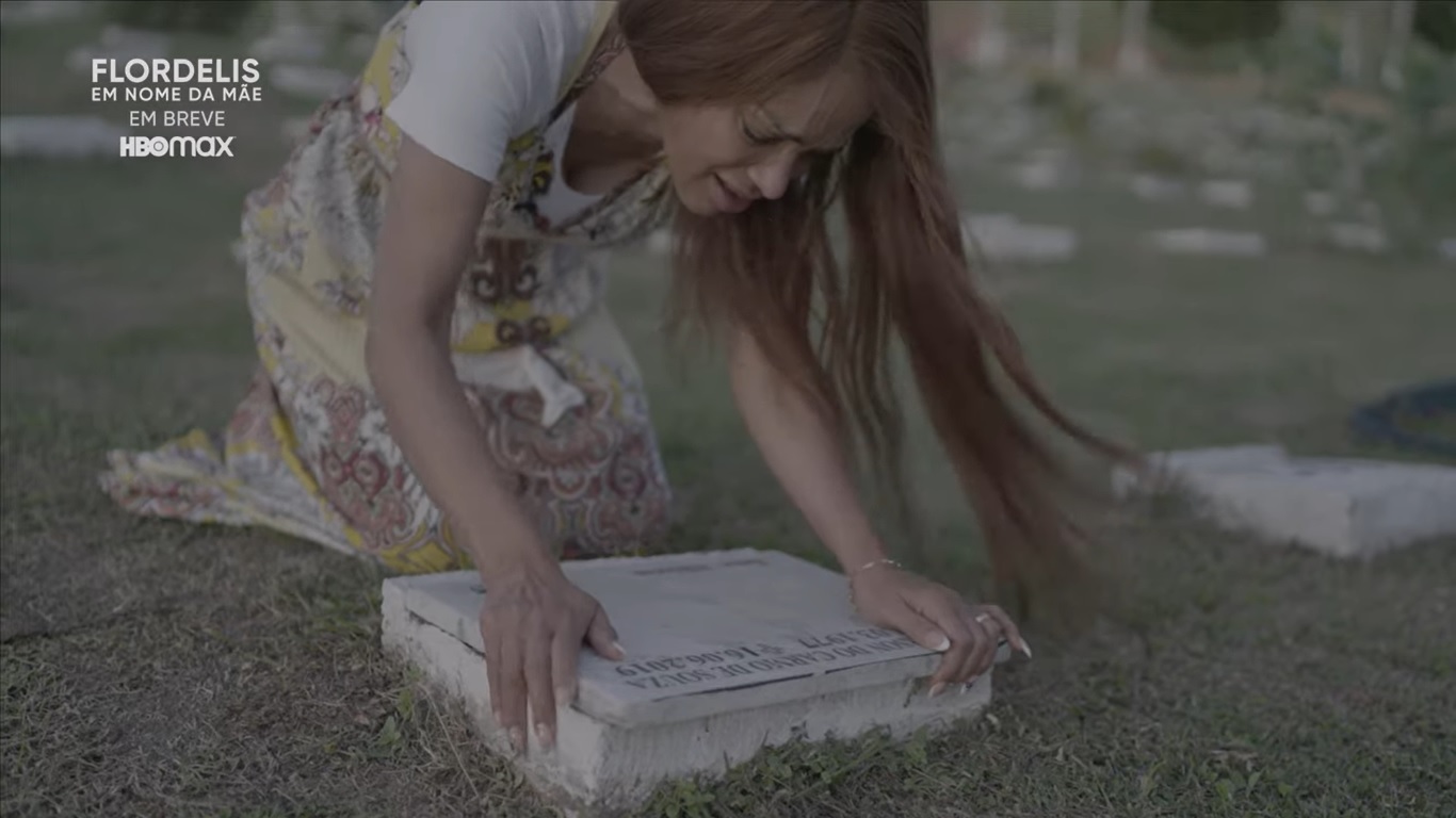 Teaser do documentário de Flordelis a mostra chorando à beira do túmulo do marido assassinado