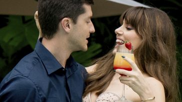 Camila Queiroz e Klebber Toledo optam por beijo "semi-técnico" em filme