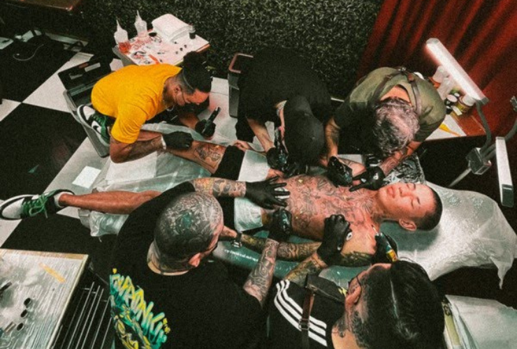 Corajoso, MC Don Juan é tatuado por 4 profissionais ao mesmo tempo