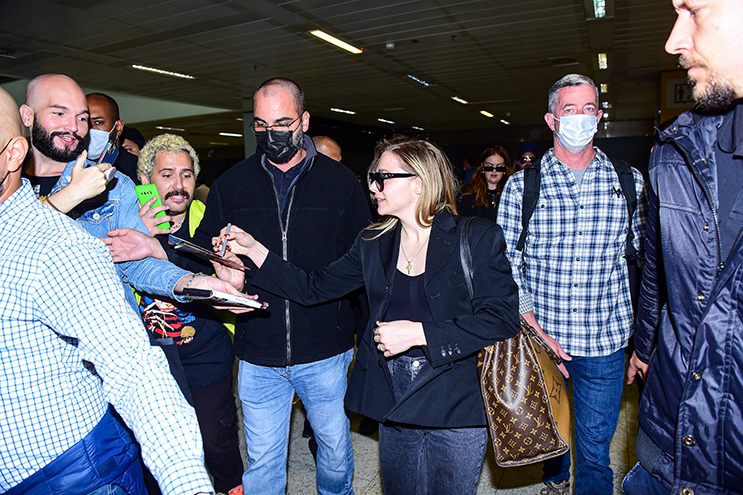 CCXP22: Chloë Grace Moretz chega no Brasil atendendo fãs no aeroporto