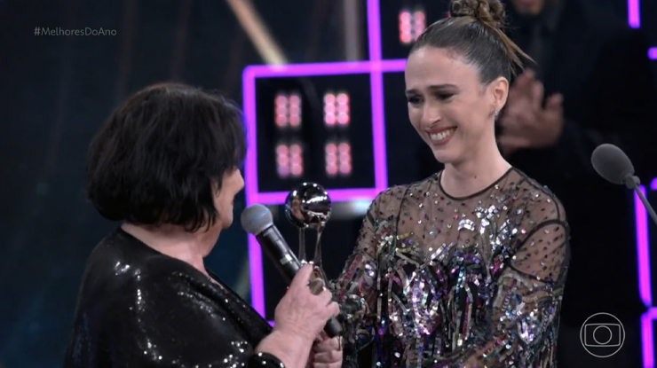 Tatá Werneck vence no "Melhores do Ano" e oferece prêmio para Déa Lúcia