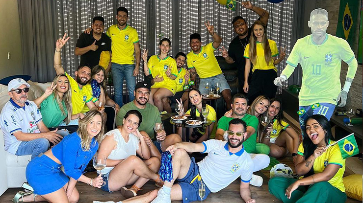 Virginia assiste jogo do Brasil com totem do Neymar em tamanho real