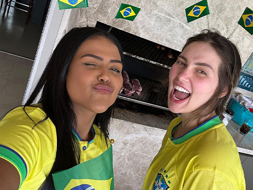 Virginia assiste jogo do Brasil com totem do Neymar em tamanho real
