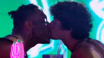 Gabriel Santana e Fred Nicácio se beijam após provacação no BBB23