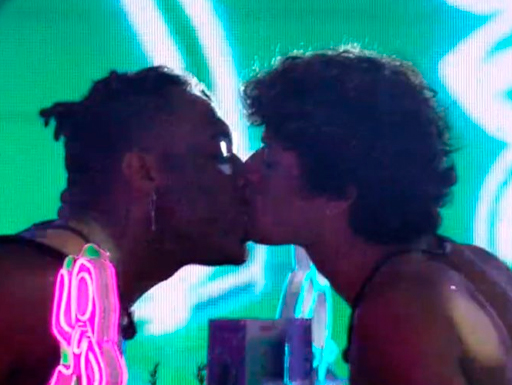 Gabriel Santana e Fred Nicácio se beijam após provacação no BBB23