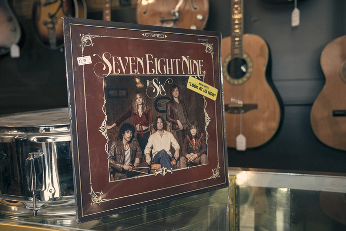 Veja a capa de "SevenEightNine", álbum da banda de "Daisy Jones & The Six"