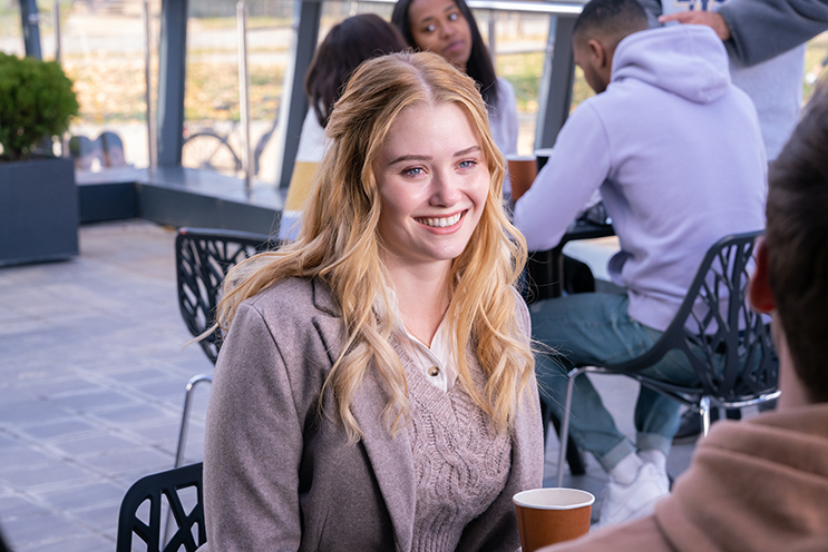 10 fotos de "Belo Desastre", filme com Dylan Sprouse e Virginia Gardner