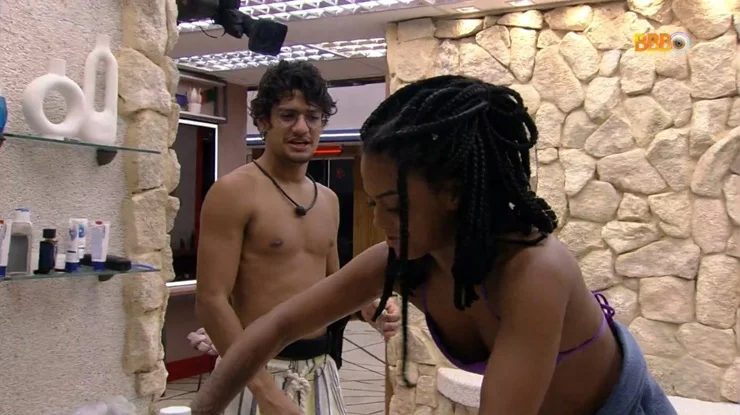 Após flerte, Thiago Pantaleão convida Gabriel para dormir em sua casa