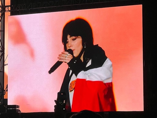Un día después de que su show fuera interrumpido, Billie Eilish canta frente a 60.000 personas en México