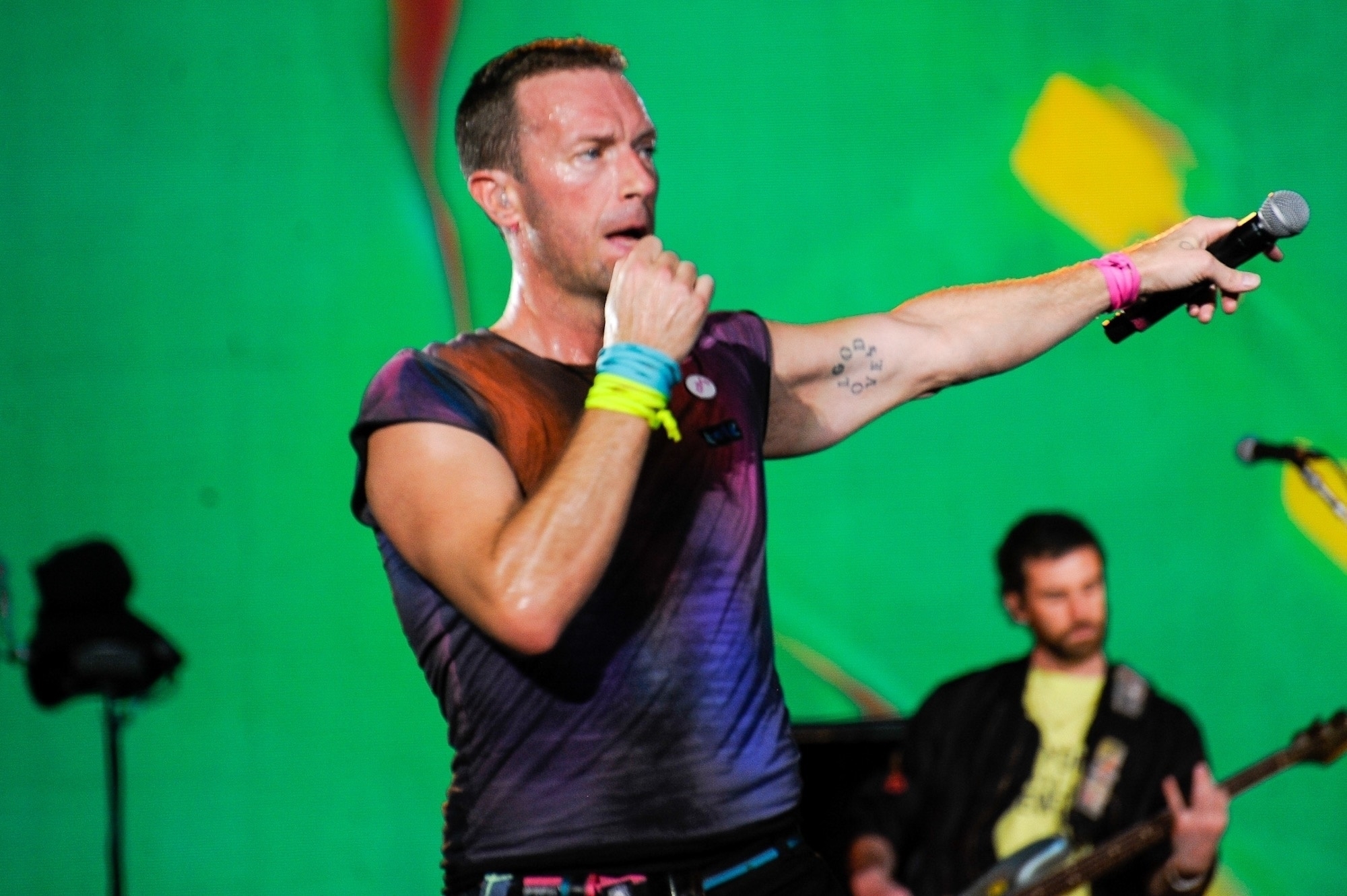 Pulseiras Fãs de Coldplay levam planetas para casa e viralizam mais uma vez POPline