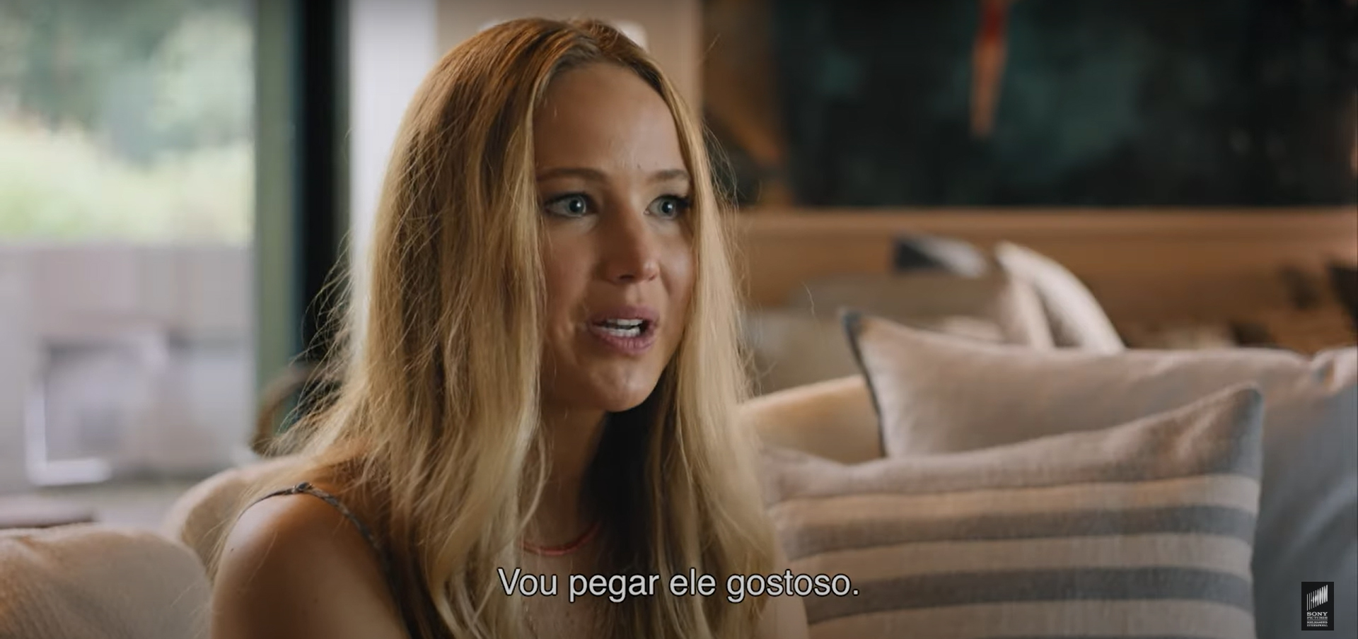 Trailer: Jennifer Lawrence é contratada para namorar garoto superprotegido em comédia