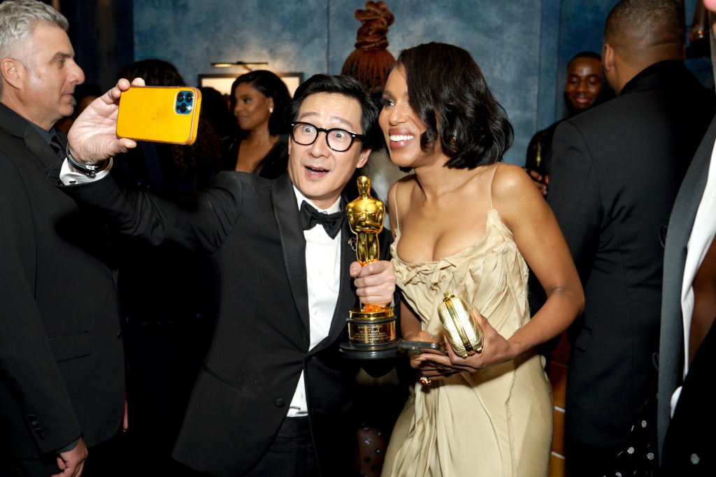 Gente como a gente: Ke Huy Quan fez selfie com todo mundo no Oscar
