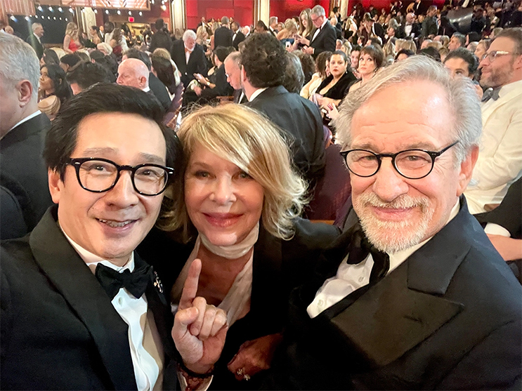 Gente como a gente: Ke Huy Quan fez selfie com todo mundo no Oscar