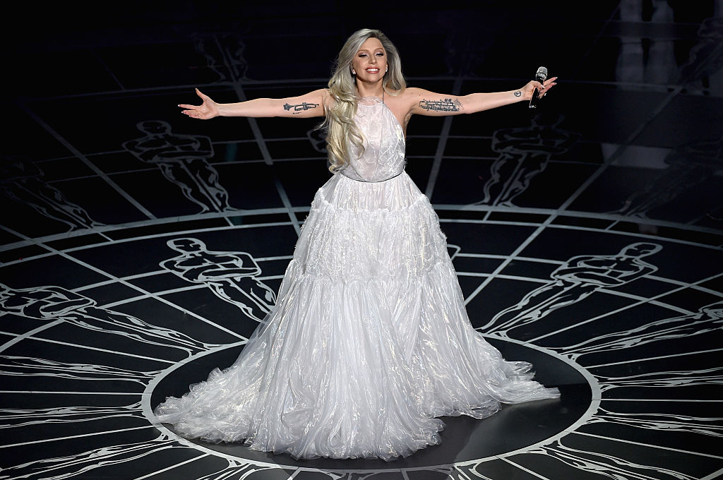 Por que Lady Gaga não cantará "Hold My Hand" no Oscar?