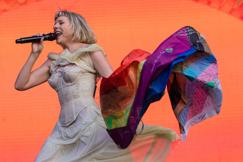 Lollapalooza 2023: Aurora emociona com voz angelical e show