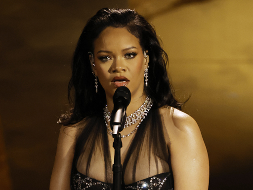 Oscar 2023: Rihanna canta "Lift Me Up" pela primeira vez - veja vídeo