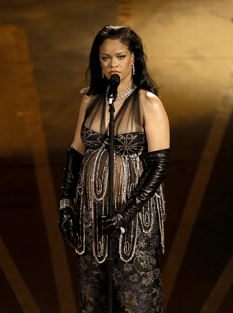 Oscar 2023: Rihanna canta "Lift Me Up" pela primeira vez - veja vídeo