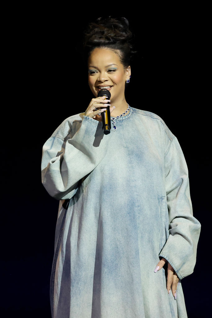 Rihanna aparece de surpresa na CinemaCon e anuncia que fará Smurfette
