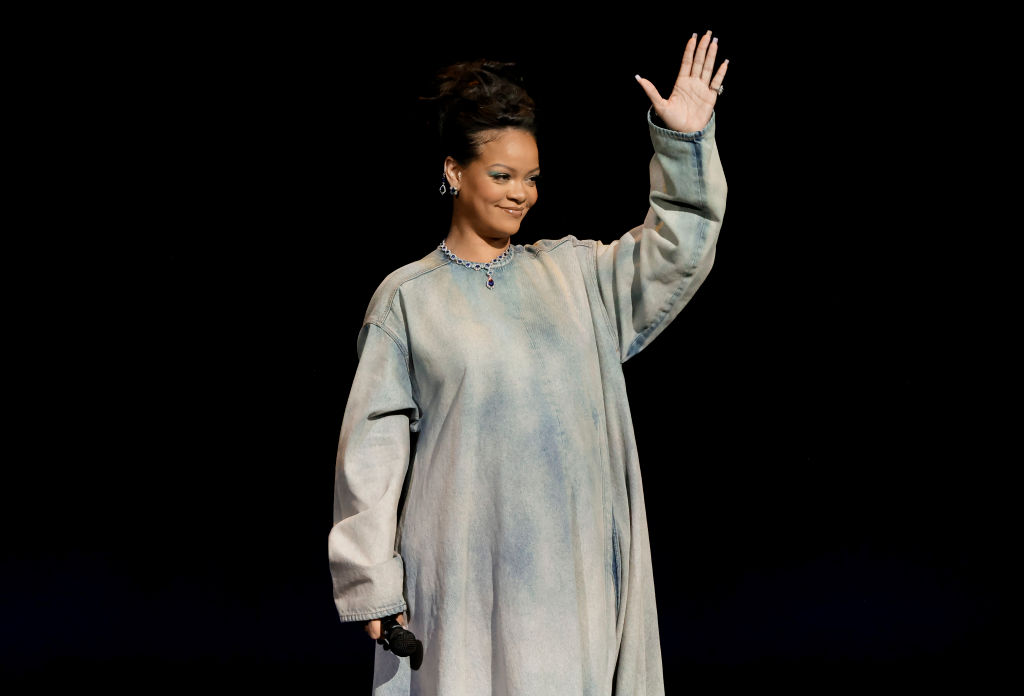 Rihanna aparece de surpresa na CinemaCon e anuncia que fará Smurfette