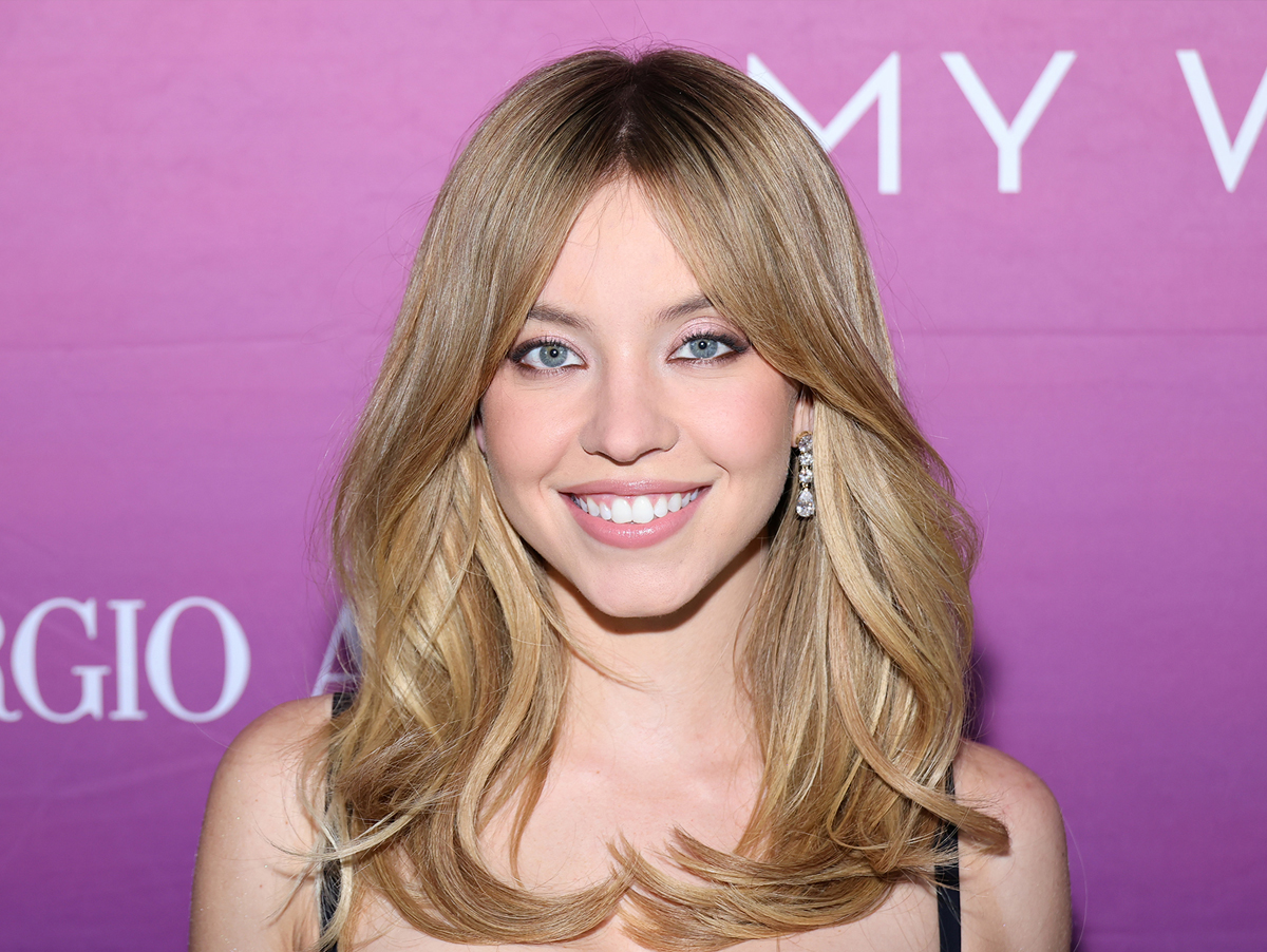 Qual a personagem de Sydney Sweeney em "Madame Teia"?