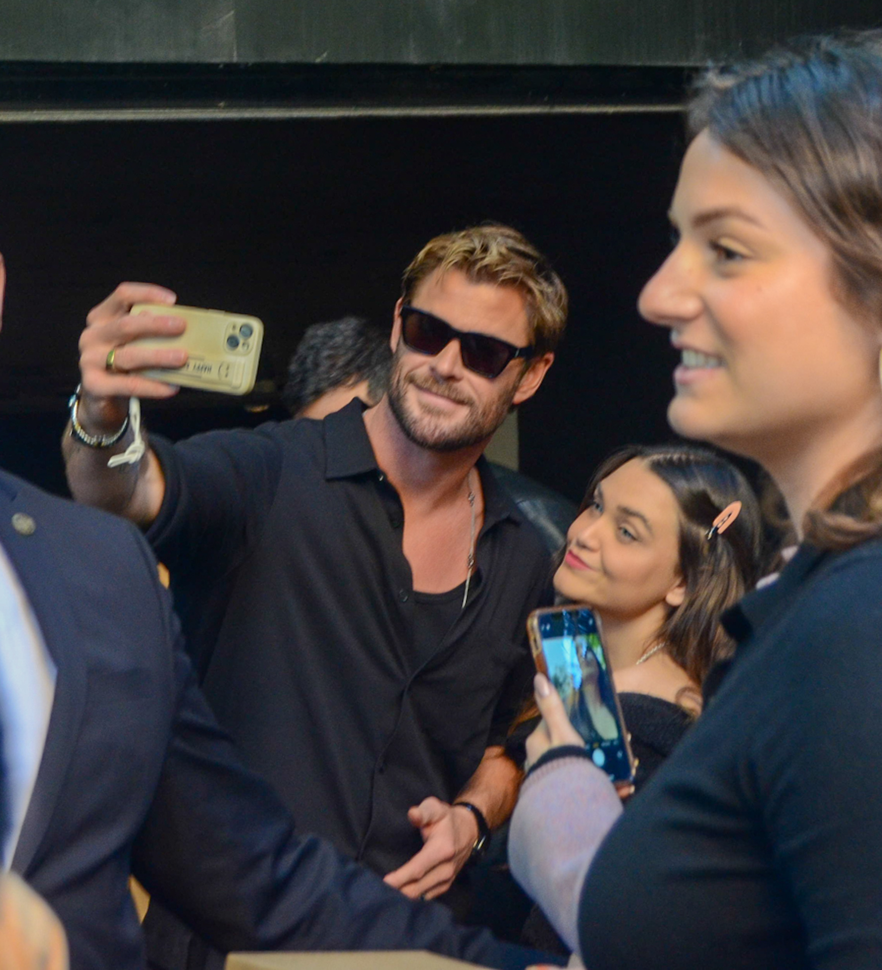 Chris Hemsworth sai do hotel e atende fãs em São Paulo