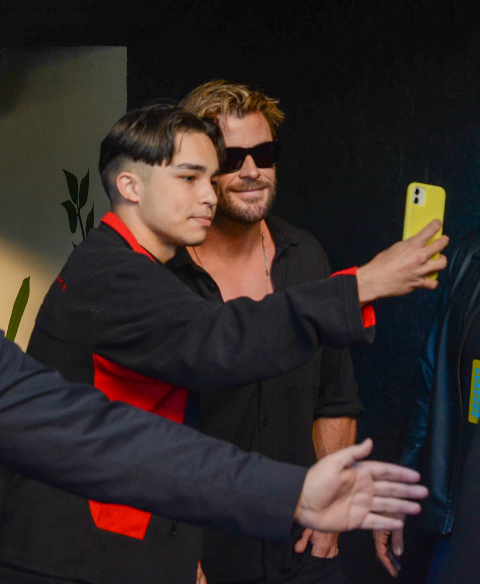 Chris Hemsworth sai do hotel e atende fãs em São Paulo