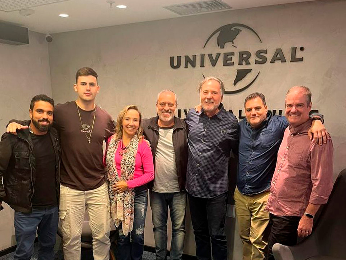 A partir da esquerda: Luccas Fernandes (equipe Alma Viva), Vitor Peloggia, “VP” (artista Alma Viva), Adriana Ramos (Gerente de Sync da UMPG), Sérgio Affonso (CEO Alma Viva), Marcelo Falcão (Managing Director da UMPG), Alexandre Sarthou (Gerente de A&R da UMPG), Rodrigo Kuster (Advogado da Alma Viva)