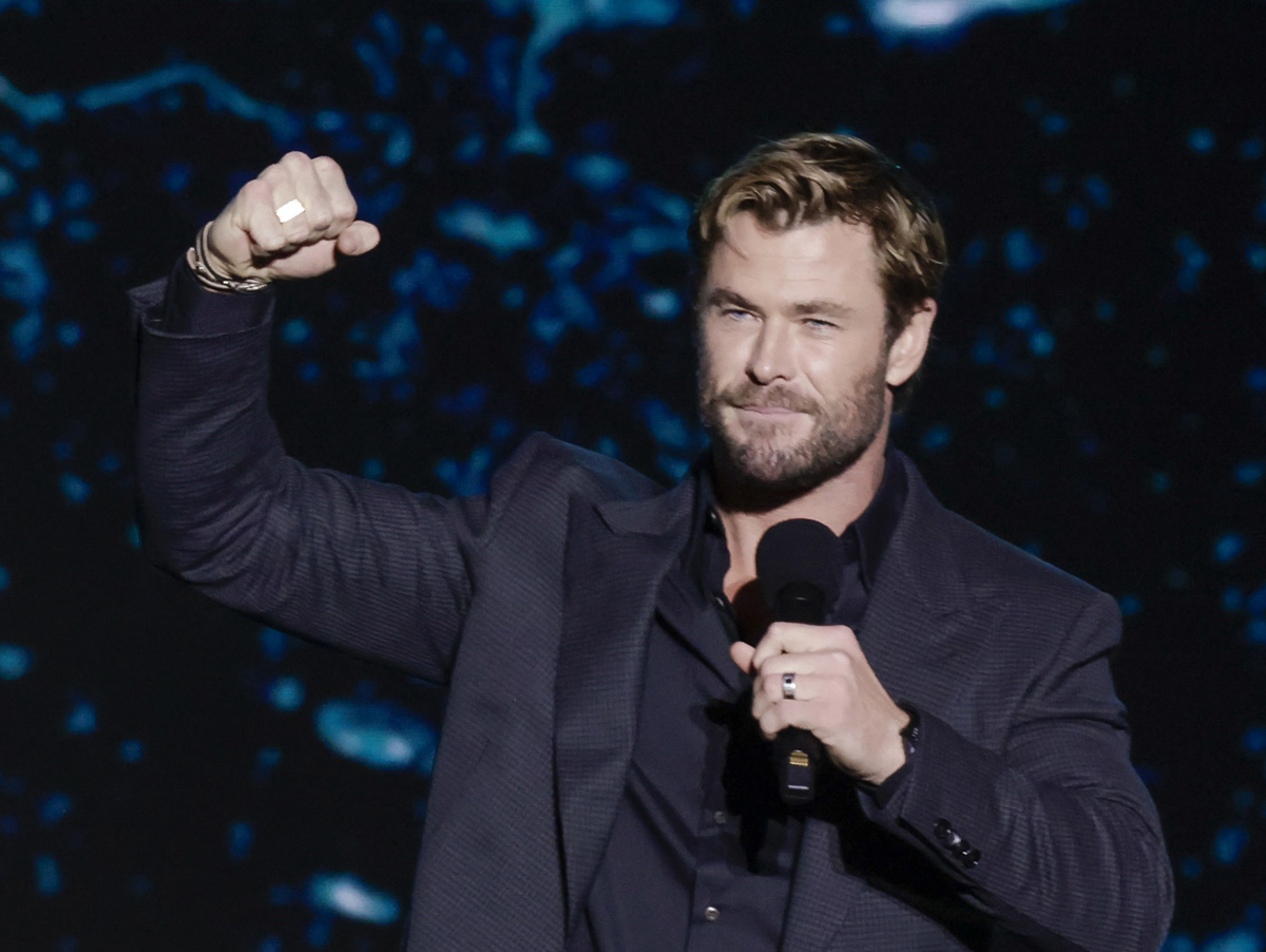 Chris Hemsworth treina em hotel em São Paulo e assusta atores de Eu  Nunca