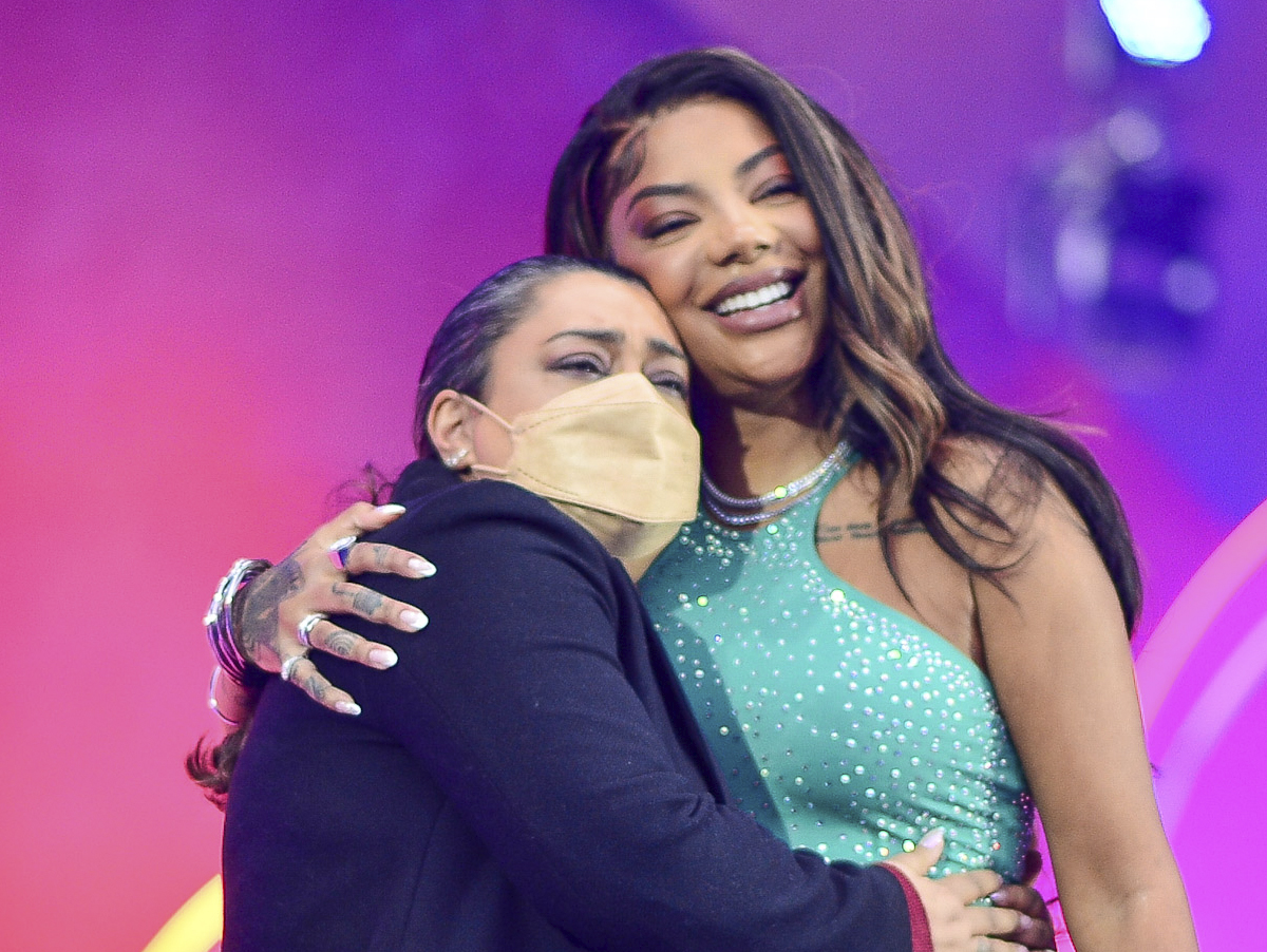 Emocionada, Preta Gil participa com Ludmilla do Numanice em SP