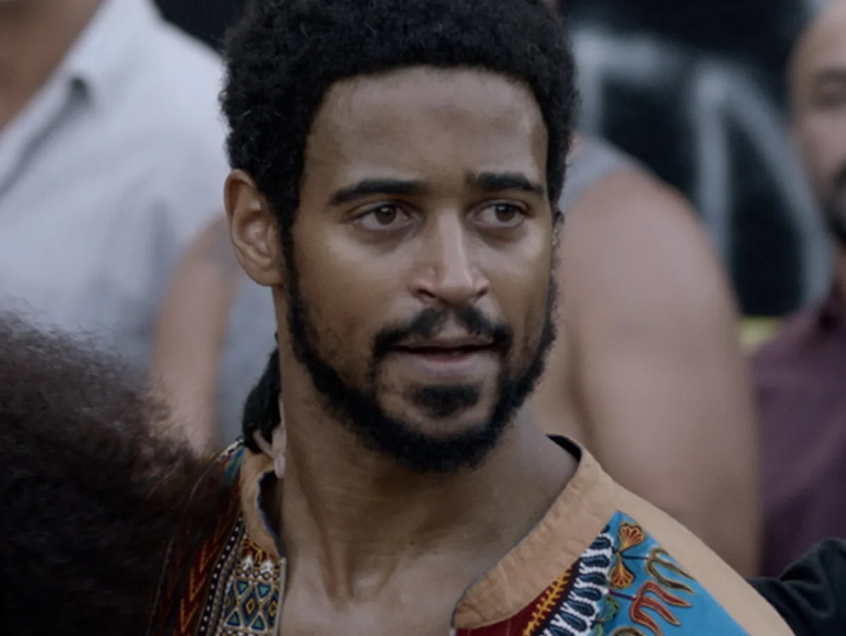 Alfred Enoch é assaltado ao chegar no Grande Prêmio do Cinema Brasileiro (e ainda fica sem troféu)