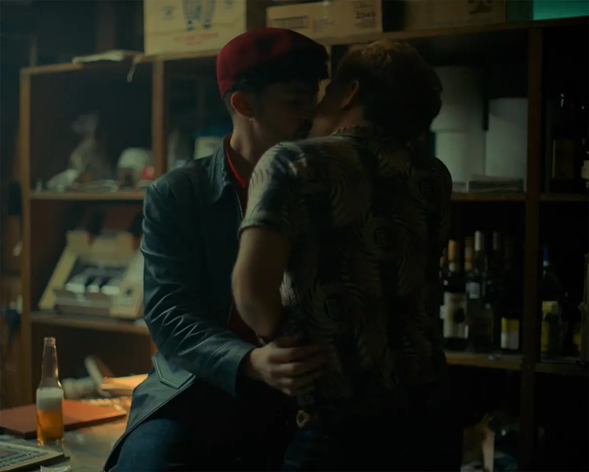 Bad Bunny e Gael García Bernal se beijam em filme: veja vídeo