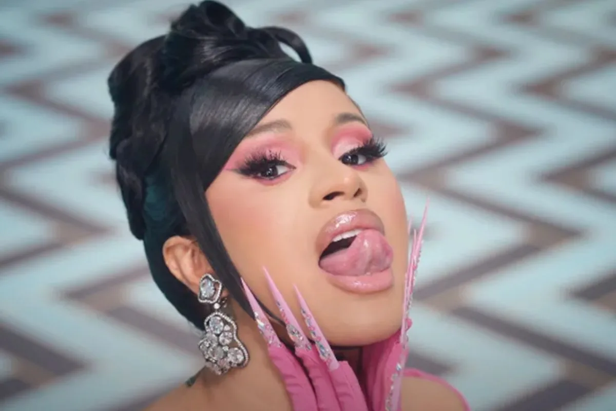Ela está de volta: Cardi B anuncia seu 1º single de 2025