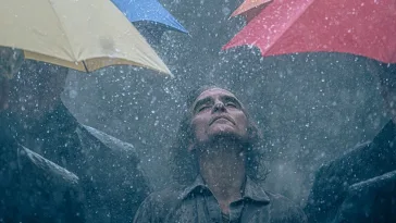 Foto de "Coringa 2" mostra Joaquin Phoenix entre guarda-chuvas coloridos