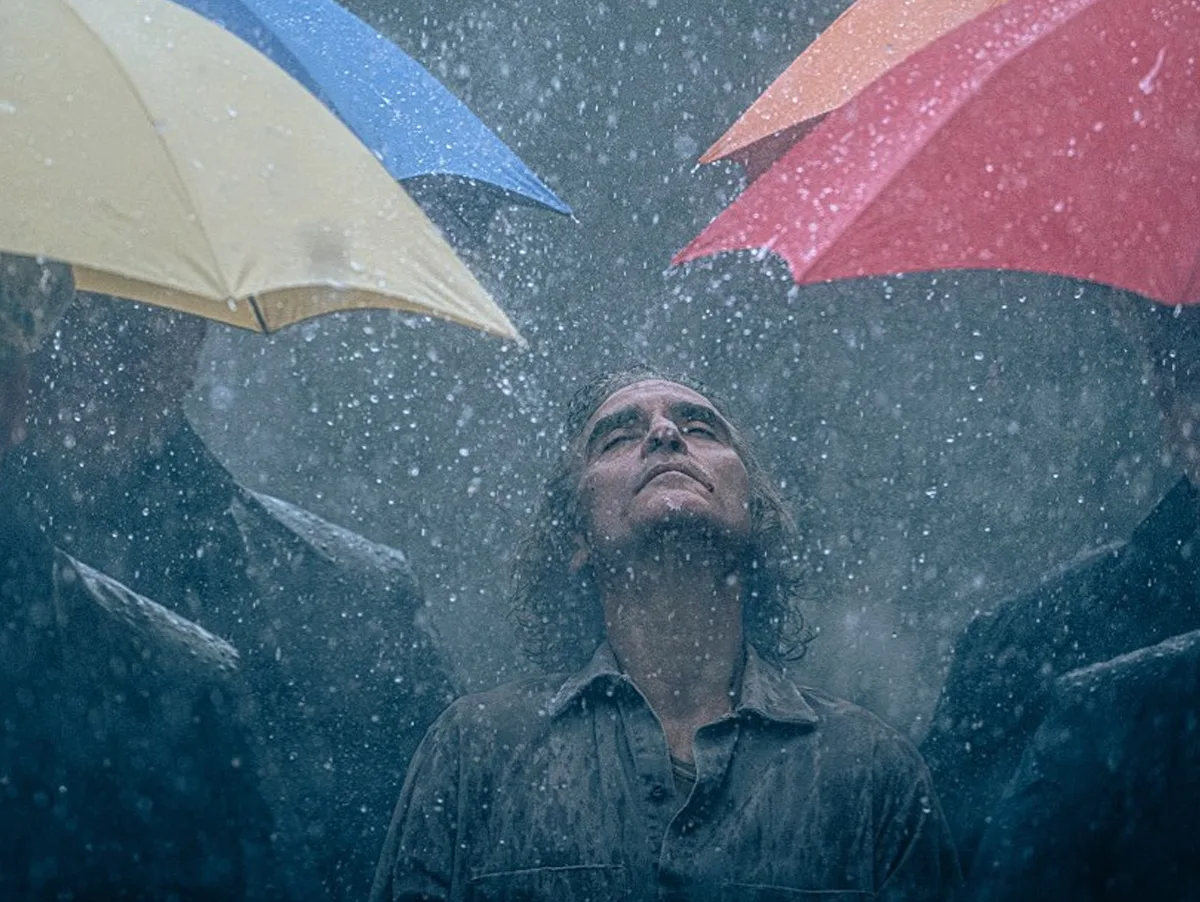 Foto de "Coringa 2" mostra Joaquin Phoenix entre guarda-chuvas coloridos