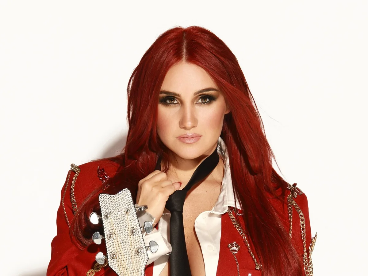 Dulce Maria, do RBD, comemora retorno ao Brasil