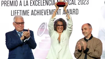 Aloysio Reis, a homenageada Simone e Carlos Galilea no palco na apresentação de prêmios especiais durante a 24ª edição anual do Grammy Latino em 12 de novembro de 2023 em Sevilha, Espanha.