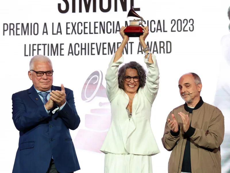 Aloysio Reis, a homenageada Simone e Carlos Galilea no palco na apresentação de prêmios especiais durante a 24ª edição anual do Grammy Latino em 12 de novembro de 2023 em Sevilha, Espanha.