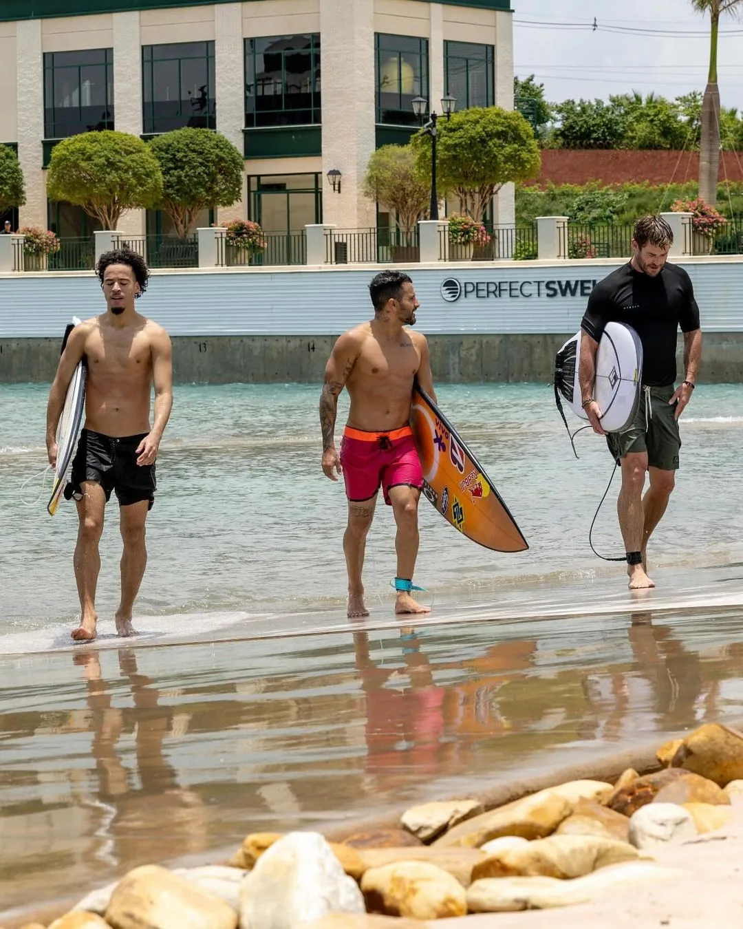 Chris Hemsworth surfa com L7nnon e Ítalo Ferreira em mar artificial