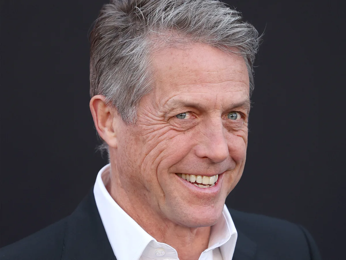 O filme que Hugh Grant odiou fazer chega aos cinemas