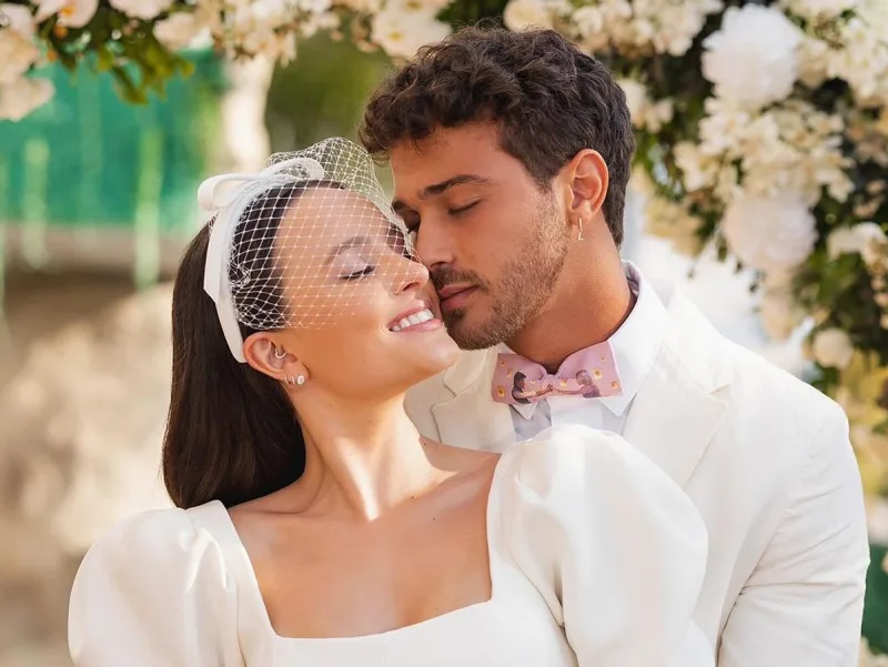 Casou! Larissa Manoela posta fotos de casamento com André Luiz Frambach