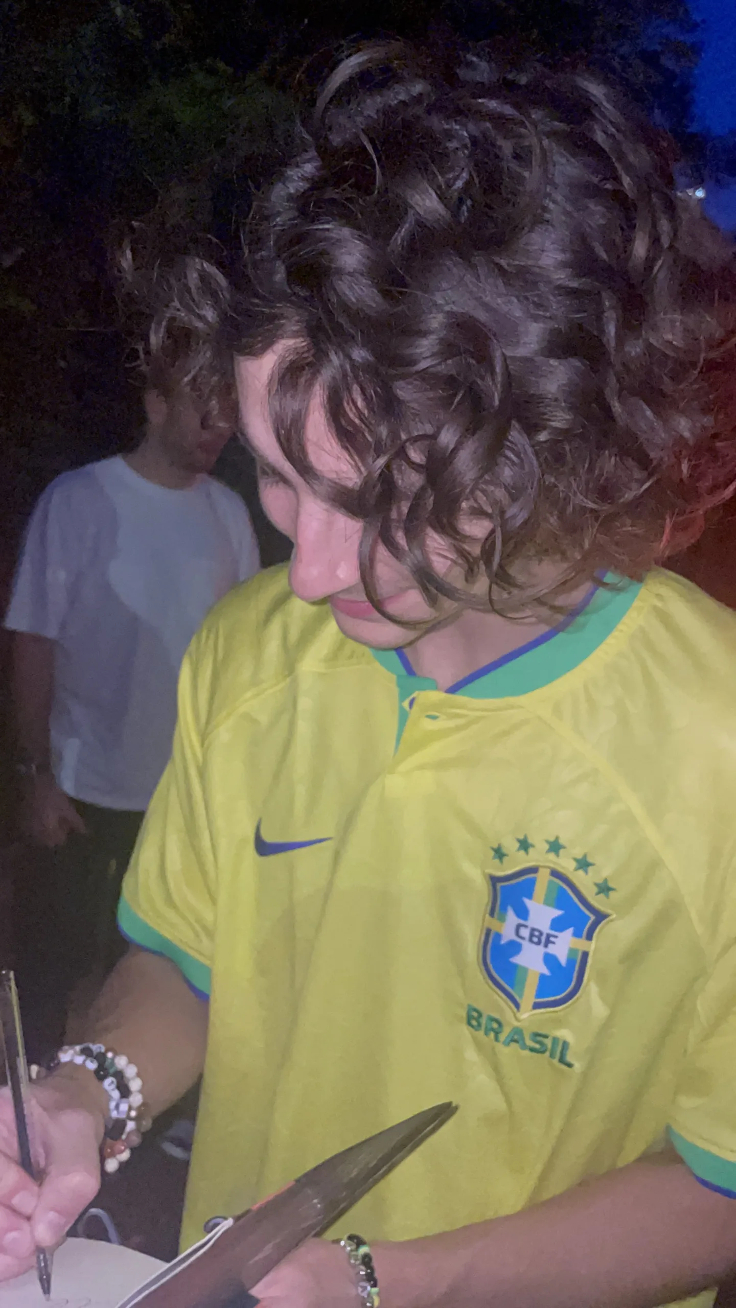 Timothéee Chalamet veste camisa do Brasil e atende fãs em São Paulo