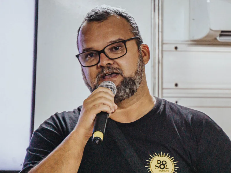 Anderson Foca, do Festival DoSol, comenta sobre o mercado de eventos e a relação entre artistas, contratantes e venda de ingressos