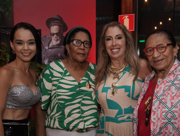 Camila Rebouças, Mãe de Carlinhos Brown, Tuca Zamaroni e Licia Fábio, realizadoras do Camarote Brown by Licia Fabio
