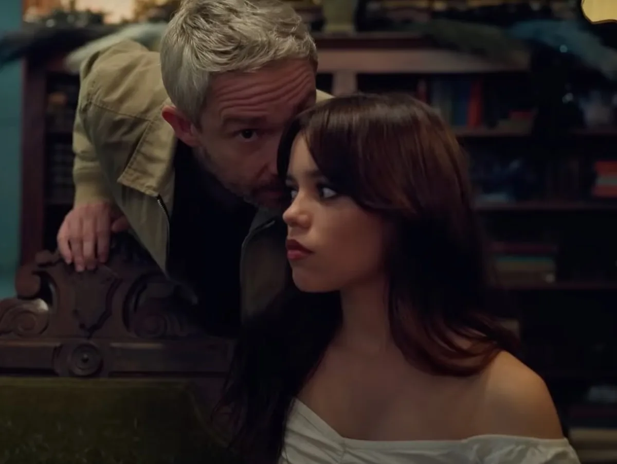 Coordenadora de intimidade defende cena picante de Jenna Ortega com Martin Freeman